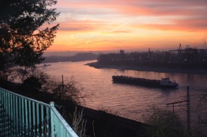 Sonnenaufgang am Rhein! Es verspricht ein schöner Tag zu werden!
